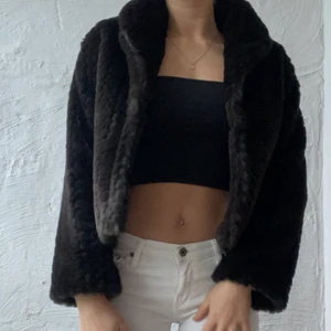 världens snyggaste vintage pälsjacka - mörkbrun vintage pälsjacka💞 säljer då den inte kommer till användning! köpt i new york på 90-talet! 