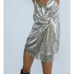 Glittrig klänning - Säljer denna snygga klänning som passar perfekt till fest. Säljer då jag har flera liknande. Helt oanvänd samt prislapp kvar. 