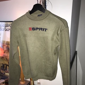 Stickad tröja från Esprit - Beige, Grå, gul (?) tröja från Esperit. Skön o snygg passform. Köptes second hand. 