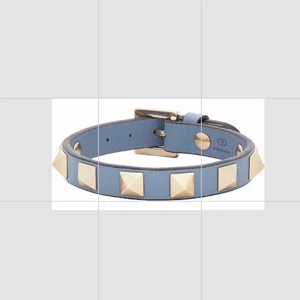 Valentino armband - Världens finaste valentino armband! Köpt hör på plick, ser andvönt ut på kanten med att den har gått upp lite( annars jätte bra skick) börjar budgivningen vid 500 hoppas den gör upprot❤️ ses i DM👍🏻