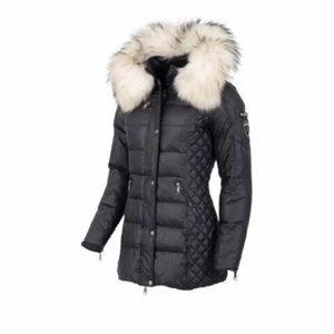 Vinterjacka äkta päls - Rock and blue vinterjacka gamla modellen inköpt förra året för 3999 Det är äkta päls och den är väldigt varm och fin. Använd 1 vinter. Längd: precis under rumpan (jag är 1,68cm) storlek 34 motsvarar xs/s jag är vanligtvis en Medium