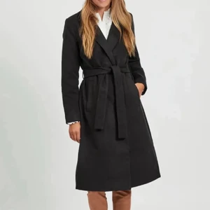 Kappa från vila - Säljer denna jättefina kappa från vila då den tyvärr blev för liten. Jag har vanligtvis xs-s så denna passar nog bättre på någon som är xxs-xs💓💓