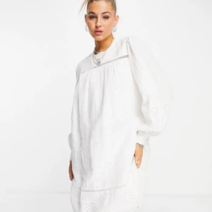 Studentklänning - Så fin klänning som jag köpte förra året till studenten men aldrig använde. Har en i storlek 38 och en i 40. Luftig och i bomull så perfekt till sommaren 