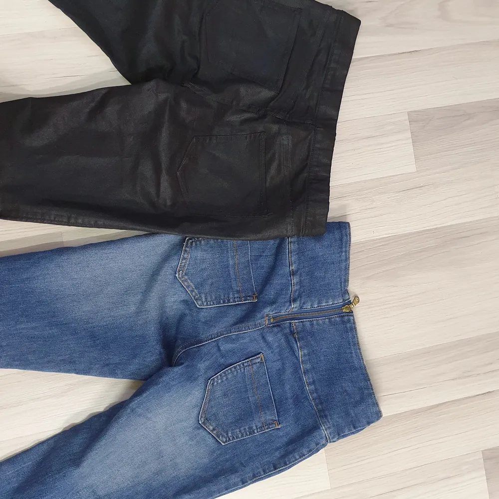 Två par jeans stl 38 på de svarta, de andra är uppslattningsvis 36/38 från veromoda shaping jeans. Jeans & Byxor.