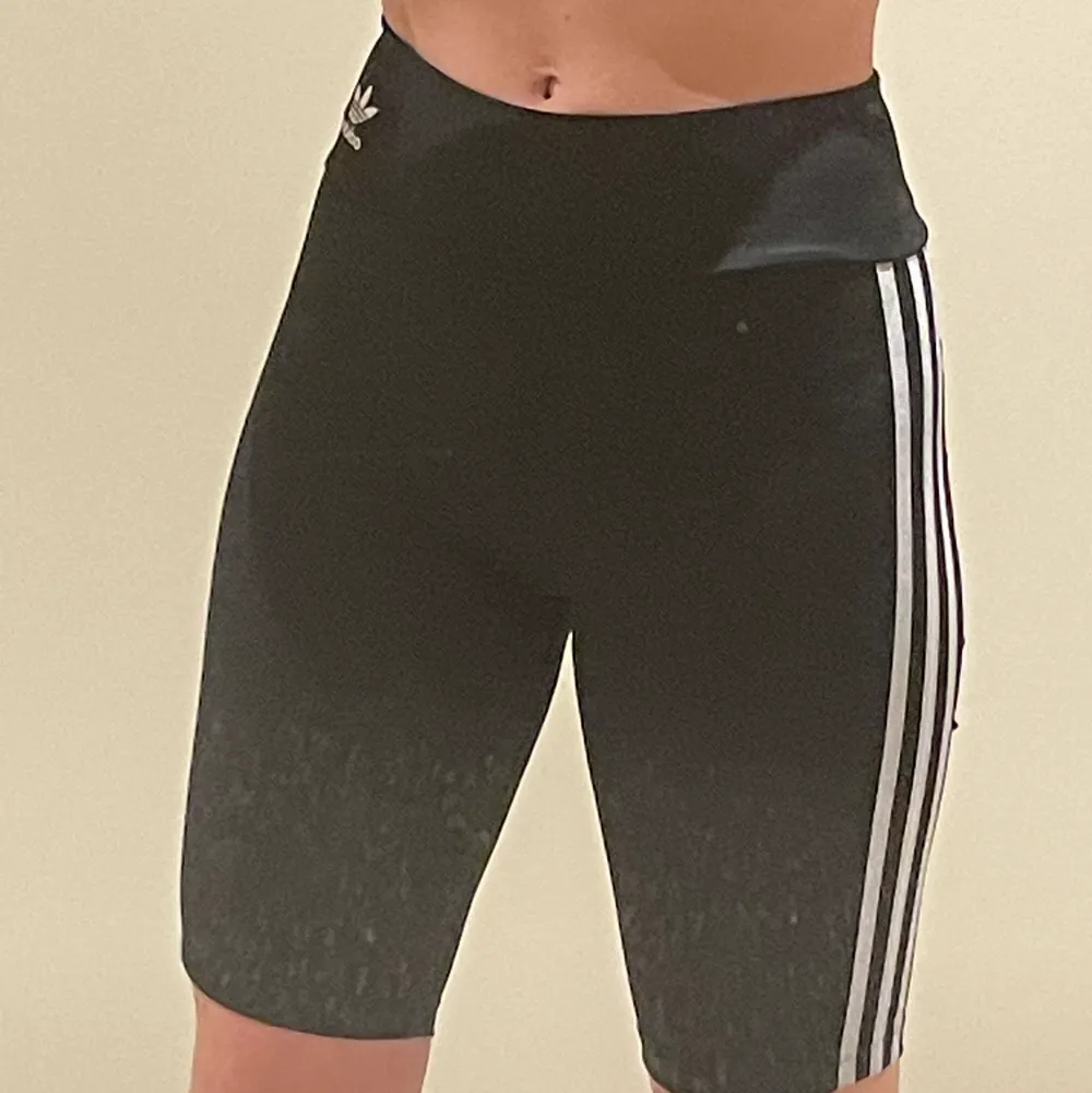Adidas tränings Short i mjukt och elastiskt material som är perfekt för träning! Storlek 34, S.. Shorts.