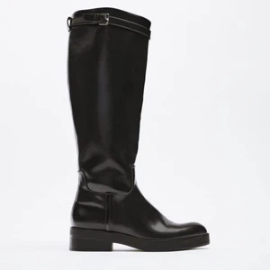 Knähöga stövlar/boots Zara - Knähöga stövlar från Zara storlek 38 från 2021 höstsäsong. Mycket fin kvalitet och endast använda några gånger. 