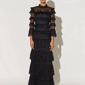 By Malina Long Black Dress - By Malina maxi dress. Andvänd 3 gånger. Har dragkedja baktill. Ordinarie pris 3999kr. Får alltid så mycket komplimanger såå fin.