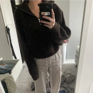 Stickad tröja med halvzip - Så fin och gosig! Använd 1 gång, slutsåld. Strl S i petitestorlek, vilket motsvarar xs skulle jag säga. Säljer för 250kr