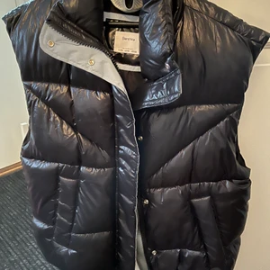 BERSHKA - Väst - Väst från BERSHKA i storlek M, finns med luva till.