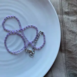 Adina Necklace  - 43kr  Fri frakt Kommer endast i silver - detta halsbandet består av små silvriga och genomskinliga lila pärlor! Detta halsbandet är väldigt fint att både matcha med andra smycken men även själv till en snygg outfit!💓