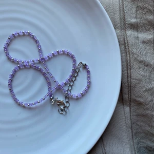 Pärlat halsband - Adina Necklace  - 43kr  Fri frakt Kommer endast i silver - detta halsbandet består av små silvriga och genomskinliga lila pärlor! Detta halsbandet är väldigt fint att både matcha med andra smycken men även själv till en snygg outfit!💓