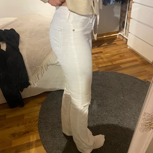 Lee jeans  - Säljer mina vita Lee jeans boutcut 