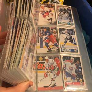 Säljer en hel perm full av hockey kort av olika spelare🙌🏻samlade på dom o vill ej ha kvar dom så om nån är intresserade så kom med bud❤️kom med bud över 200 det är mer än 250  kort och kostar mer än 500 
