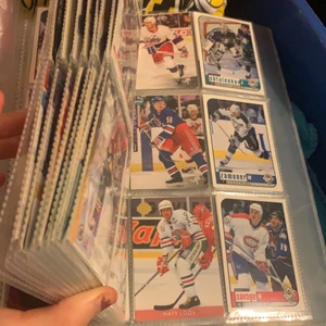 Hockey kort  - Säljer en hel perm full av hockey kort av olika spelare🙌🏻samlade på dom o vill ej ha kvar dom så om nån är intresserade så kom med bud❤️kom med bud över 200 det är mer än 250  kort och kostar mer än 500 