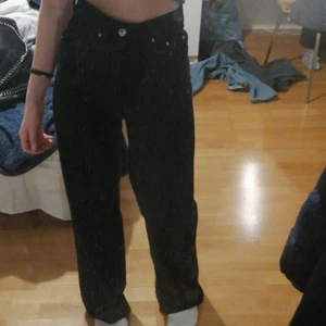 Gina Tricot strl 32 - Jag säljer dessa svarta högmidjade jeans i strl 32. Dem är i bra skick och jag säljer dem då dem är lite för små och tycker inte att dem passar mig riktigt bra. Köpte dem för 600 på gina Tricot men säljer för 230kr och frakten igår inte. 