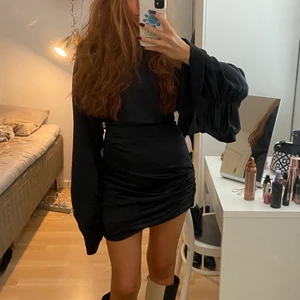 Hanna Schönberg klänning - Säljer denna slutsålda klänning från Hanna Schönbergs kollektion med NA-KD i storlek 34. Klänningen är helt oanvänd med prislapp kvar, säljer då den dessvärre inte kommer till användning:/ Nypris: 649 kr Frakt tillkommer!