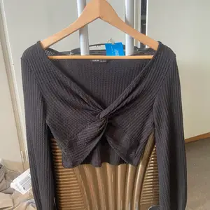 En svart tröja från SHEIN sälj då den inte kommer hos användning här hemma
