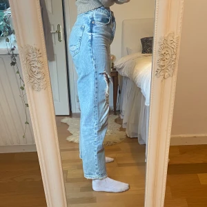 Raka jeans med slitningar - Säljer dessa raka jeans med slitningar från zara som tyvärr inte kommer till användning längre. Storlek 34 men passar till 36 också.