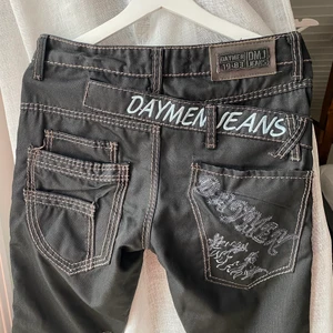 Y2k jeans storlek 30 - Säljer dessa unika och coola y2k jeansen. De är raka i modellen och går ner till marken på mig som är 166. Storlek 30. Säljer vid ett rimligt pris💕 kan mötas upp i Stockholm eller skicka 