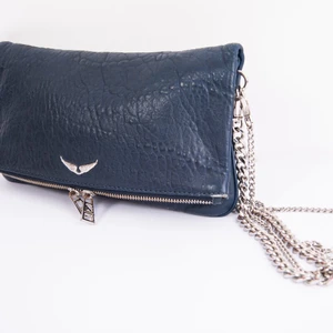 Zadig Voltaire väska  - Lägger ut denna väska igen pga oseriös köpare. Den är i bra skick och har endast en liten slitning på kanten av väskan. Ifall fler bilder önskas kan jag gärna skicka dem💗 Köptes för 4000kr, budet ligger nu på 600kr🥰