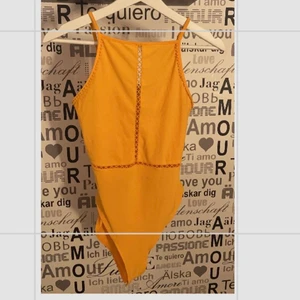Gul body från H&M  - Simpel body från H&M något genomskinlig. Köpare står för frakt 🤍