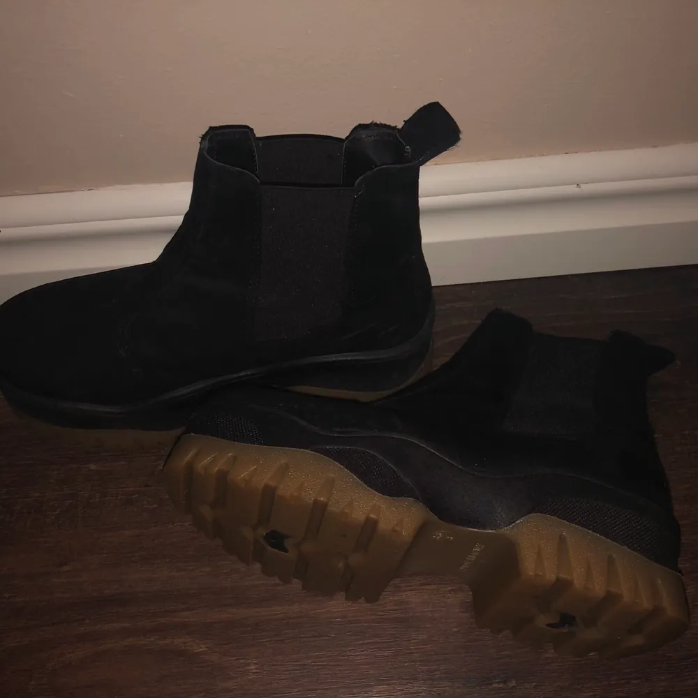 Snygga boots från ASOS med svart faux-mocka och beigefärgade plattformar. Riktigt bra sula och funkar helt super att använda under vintern. Säljes pga att de är lite för stora för mig och har därför endast stått i garderoben :(. Skor.