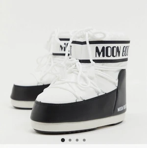 Moon boots vita - Helt nya oanvända moon boots köpta från asos exclusive, strl 39-41, passar flera storlekar! Säljer pga för stor storlek! Nypris: ca 1300kr. Dessa är nu slutsålda! Skriv för mer info eller bilder! Finns i Örebro men kan även fraktas!
