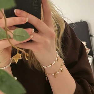 Armband - Båda armbanden är till salu och de finns i svart också. Kedjan: 69kr inkl frakt, pärlorna: 39kr inkl frakt, duo-paket: 100kr
