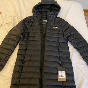 The north face dunjacka Dam (M)  - En svart dunjacka, passar M och även L. Hör gärna av er om några fler bilder eller om ett köp. Priset kan diskuteras. 