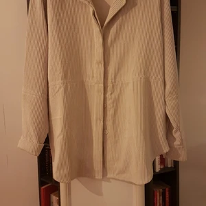 Skjorta - Beige, st S. Använd två gånger.