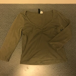 Grön topp - Olivgrön trekvartsärmad tröja med supersnygg urringning och passform. Skriv för fler bilder