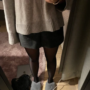 Kostym shorts - Säljer ett par sjukt snygga kostymshorts från zara. Som nya knappt använda, säljer då jag har ett par andra som kommer mer till användning. Budgivning om många är intresserade. Köparen står för frakt❤️