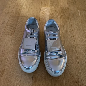 Acne skor - Säljer mina jättefina acne skor i storlek 37. De är relativt rymliga dock så fungerar även som 37,5. Är i relativt bra skick fast med några repor på sidorna. 