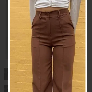 Bruna kostymbyxor - Säljer dessa helt oandvända kostymbyxorna  från disgnbysi. Prislapp finns kvar😊