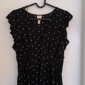 Långklänning - Svart långklänning med vita prickar. Använd fåtal gånger så som nyskick. Gammal modell så finns nog inte kvar att köpa på hemsidan. Jättefin till sommaren💓