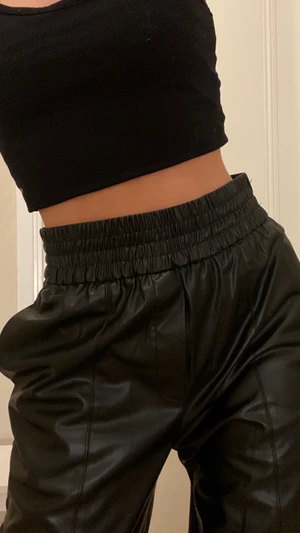 Skinnbyxor! - Super snygga skinnbyxor från Zara i storlek xs. Perfekta till fest och vardags. Hör av dig för fler bilder🖤