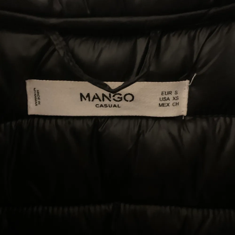 Superfin väst från mango i strl S. Skriv privat för frågor eller fler bilder😊 säljer för 120kr + frakt . Takit.