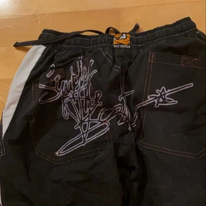 pole position trackpants - trackpants från pole position med många olika detaljer. de är vida och väldigt baggy. fickorna är stora och byxorna är långa.