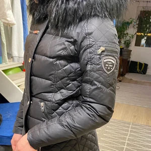 ROCKANDBLUE jacka - Hej! Säljer denna Rock and blue jacka💞 2 år gammal och användes bara förra säsongen💞Är i nyskick cond:9/10💞Pälsen är inte äkta, nypris är runt 4000 kr💞Pris kan diskuteras, om fler bilder önskas kontakta mig💞