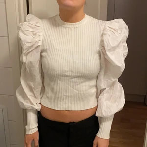 Blus ifrån Zara - Fin blus med volangärmar ifrån Zara! Använd fåtal gånger, storlek M. Köparen står för frakt❤️