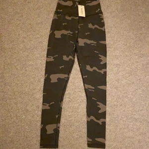 Oanvända Ragdoll leggings ⚡️ - Helt oanvända Ragdoll LA leggins, lappar och påse kvar! 🥰 har använt modellen förut och de är supersköna. Färgen heter Camo army. Nypris: 99€ / ca 1000kr, mitt pris: 350kr!90% bomull, 10% elastan. Skickas med postnord spårbart, 66kr 💕 messa för frågor eller fler bilder! ‼️Säljer även ett par i leopardmönster på min profil!‼️