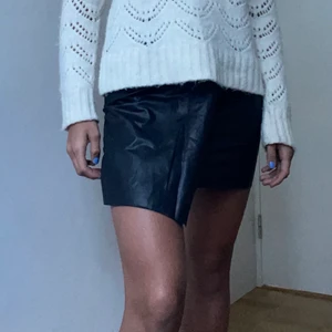 Läderinspirerad svart kjol. - En tightare svart kjol i läderinspirerar material, sjukt snygg till vardags och fest.