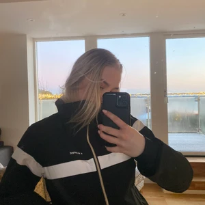 Skidjacka  - Har har du den absolut bästa skidjacka jag har haft! Köpte tyvärr den i en storlek för liten så kunde bara använda den en sesong så den är fortfarande i väldigt bra skick! 