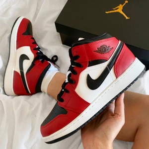 NIKE JORDAN 1 "CHICAGO BLACK TOE" MID - Intressekoll på mina fina Nike jordans😇 Mycket sparsamt använda storlek 37.5, kom med bud🥳 (lånade bilder)