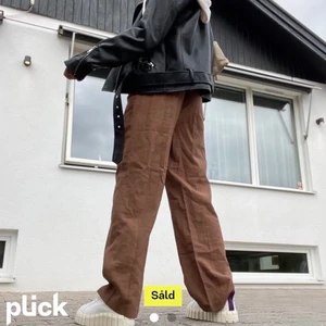 Bruna kostymbyxor  - Jättefina bruna kostymbyxor. De första två bilderna är från den förra ägaren, säljer vidare eftersom jag inte använder dem. Knappen sitter dåligt men lätt fixat, men inget som syns men utöver det är de i bra skick. Strl 34 men jag har sytt in dom till strl 32 ish, men går att ta bort den sömmen