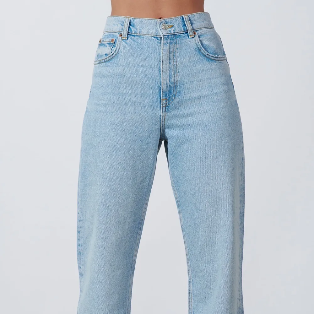 Helt nya 90s full-length jeans från zara i färgen light blue! Skitfina men har tyvärr inte kommit till användning. De är klippta för att passa mig som är 170. Såklart går de att klippa ännu mer om det önskas :). Jeans & Byxor.
