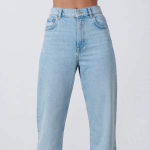 Helt nya 90s full-length jeans från zara i färgen light blue! Skitfina men har tyvärr inte kommit till användning. De är klippta för att passa mig som är 170. Såklart går de att klippa ännu mer om det önskas :)