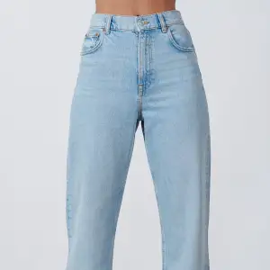 Helt nya 90s full-length jeans från zara i färgen light blue! Skitfina men har tyvärr inte kommit till användning. De är klippta för att passa mig som är 170. Såklart går de att klippa ännu mer om det önskas :)