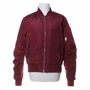 Crocker bomberjacka - Säljer min vinröda och vita bomberjacka från crocker pga att de inte kommer till användning. Båda är storlek M. Aldrig använda lapp finns kvar