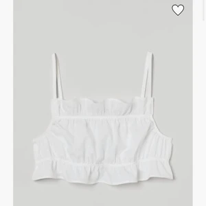 H&M vit topp - En vit H&M topp köpt i höstas. Säljer då den inte riktigt var i min stil, använt 1 gång. Perfekt till sommaren men även till vintern med en kofta över. Om man vill se hur den ser ut på så får man skriva privat❤️